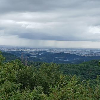 山頂でのんびりラーメン食ってたが、市街の方、雨柱立ってる。やばい急ごう。