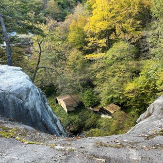 戻り上から覗くと野天風呂の建物があんな所にに見える
