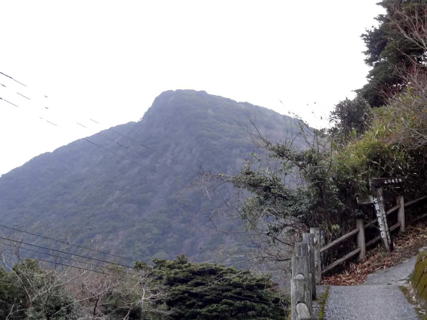出張から戻った朝✨
長崎市内の自宅を朝早く出て島原まで移動してきた🚙💨目指すは七面山の眉山です。私が愛弟子と出逢う前に愛弟子は山歩き始めたばかりなのにソロで眉山と舞岳をダブル登頂している。何てタフな愛弟子なんだと驚いた当時だった🤔今日は師匠もソロで登ると愛弟子へ告げて登る😁