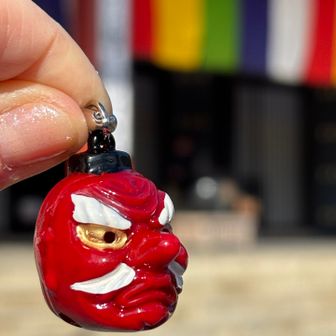 由岐神社で天狗のおみくじ引きました
天狗のキーホルダーにおみくじが刺さってて、吉