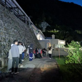 立山、剱へ行く人早くも列をなして並んでいる💦