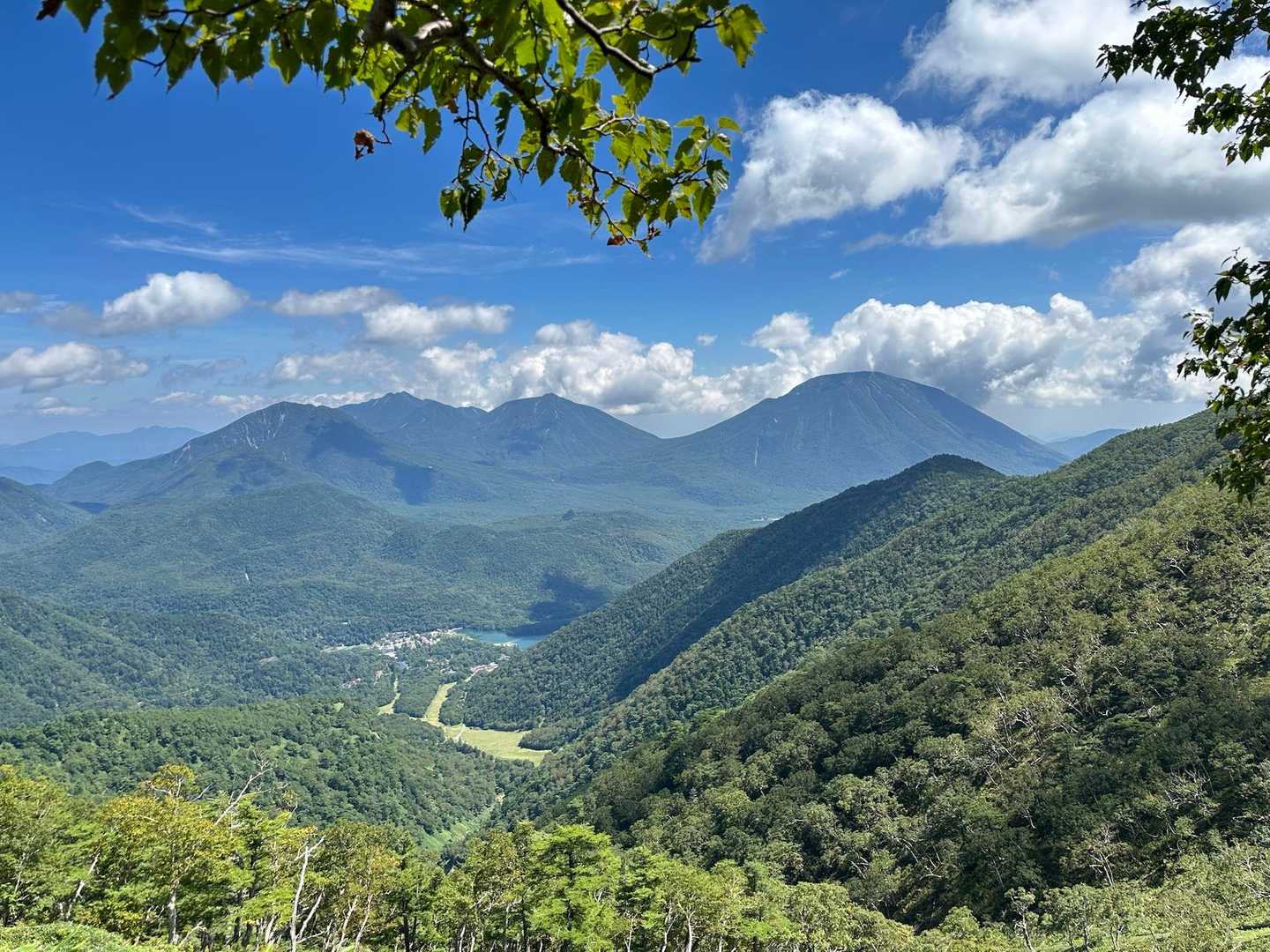 右に男体山⛰️

左は女峰山⛰️

ニッコウキスゲの季節に縦走をしたかった…