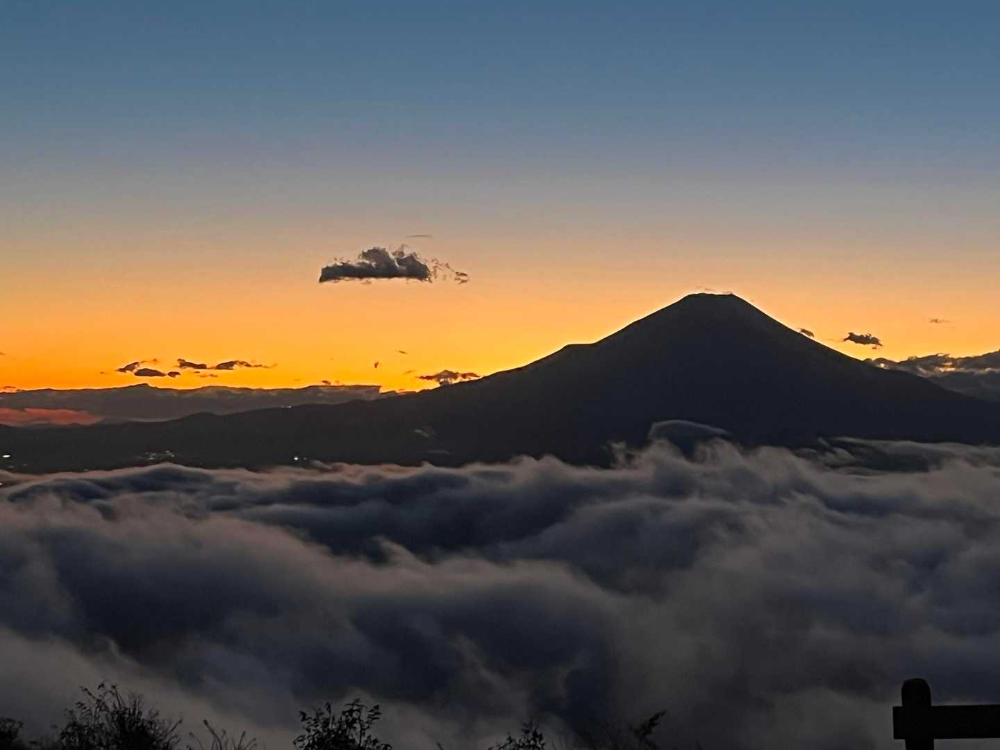 夕食後も外に出て富士山を眺めていました。