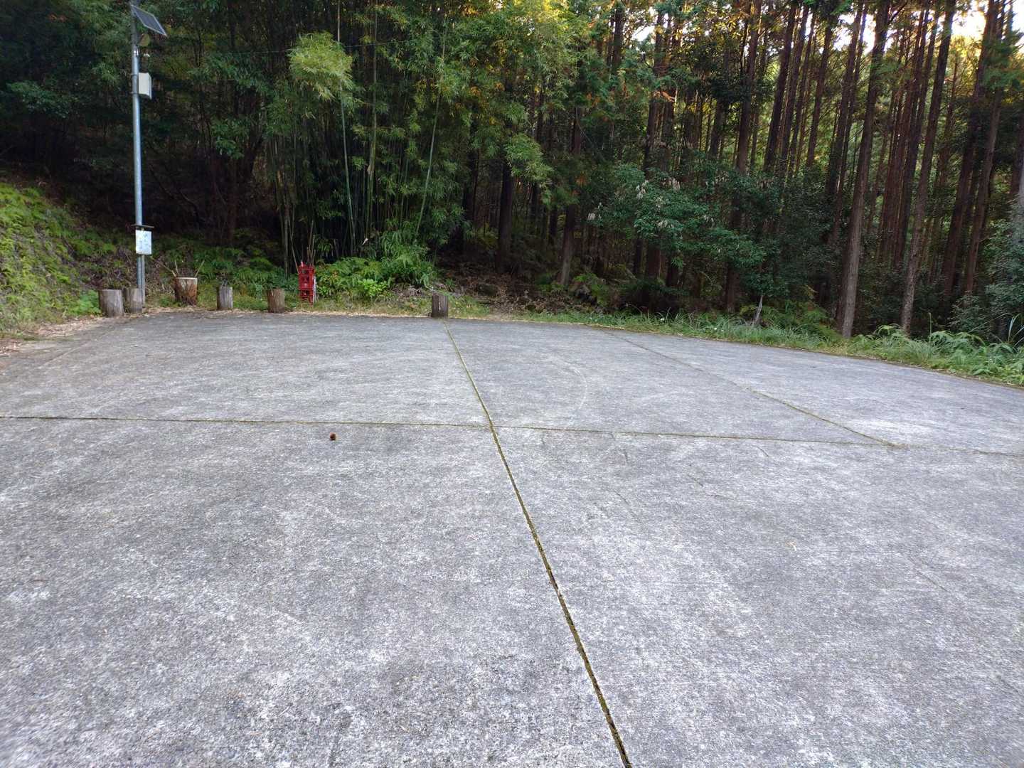 鈴ヶ峰登山口🅿️
3〜4台駐車可能
ここまでもセメント道ですが苔が生えてるので滑るかも
