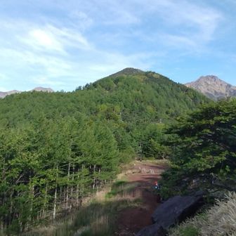 賽の河原。正面牛首山。右は赤岳、左は三ツ頭と権現岳
