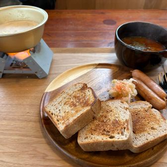 アルプスのパンセット🍞
お勧めです♪
チーズフォンデュをとろーりかけて食べるスタイル