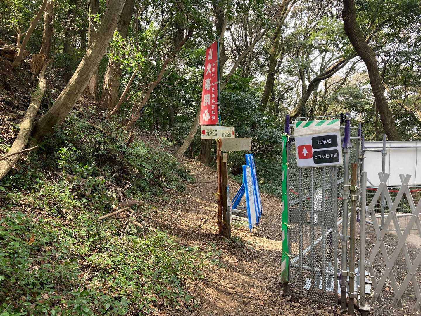 柵と看板の間をサササー