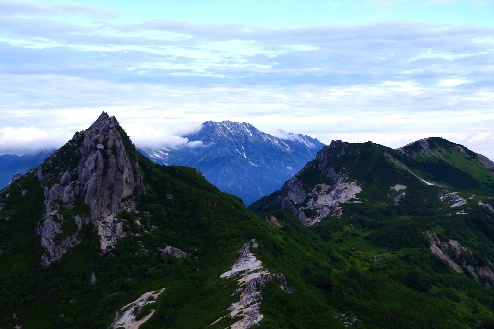 前烏帽子から見る烏帽子岳、立山連峰、南沢岳
まさに絶景。