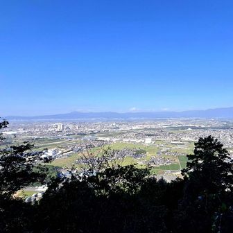 中腹に景色が一望の箇所がある。近江平野の彼方に比良山系