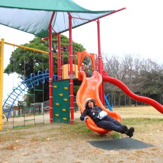 滑り台は雨で濡れていて
すごい勢いで射出される山友さん