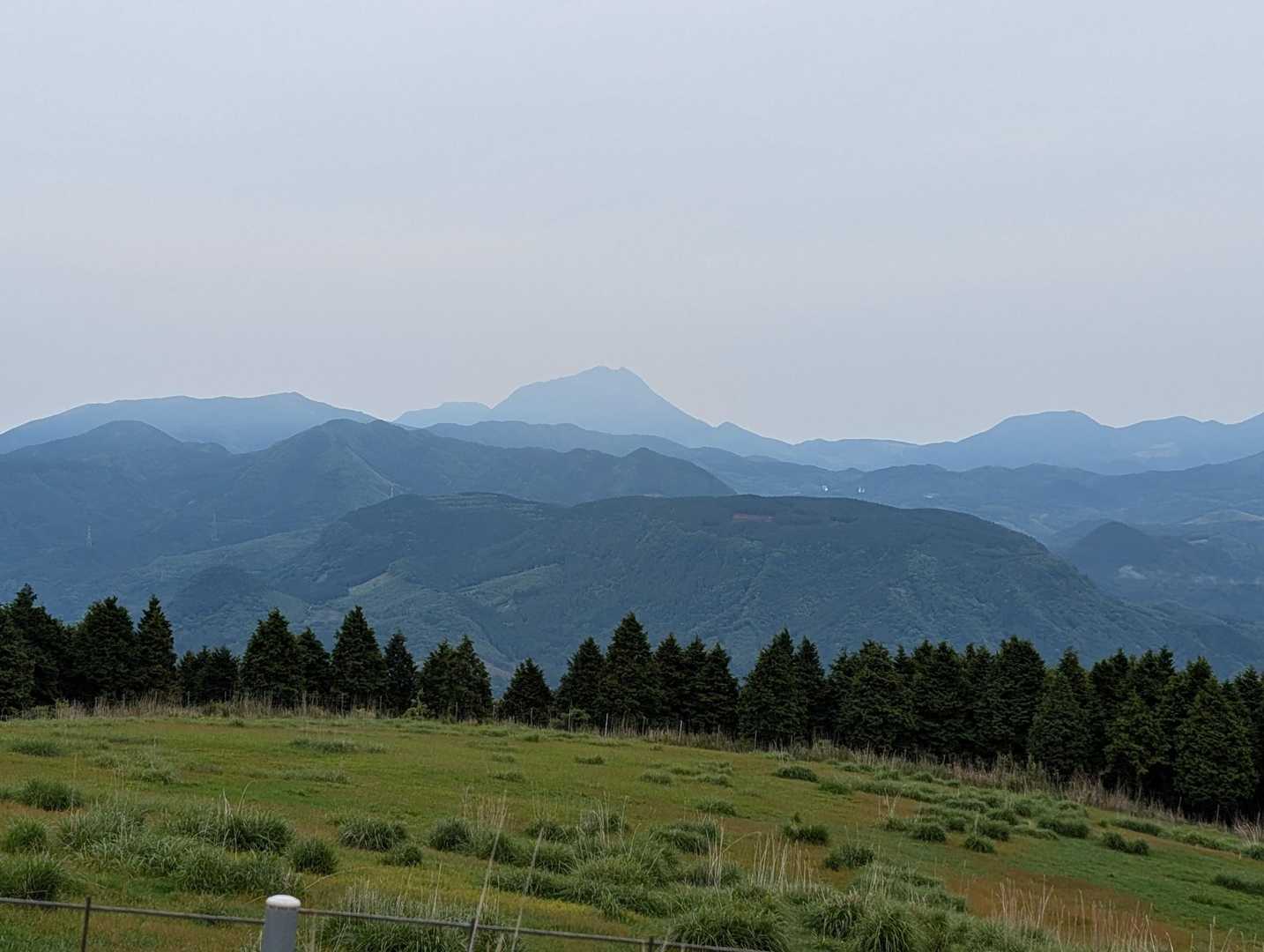 視界が開けると、由布岳みえま〜す。