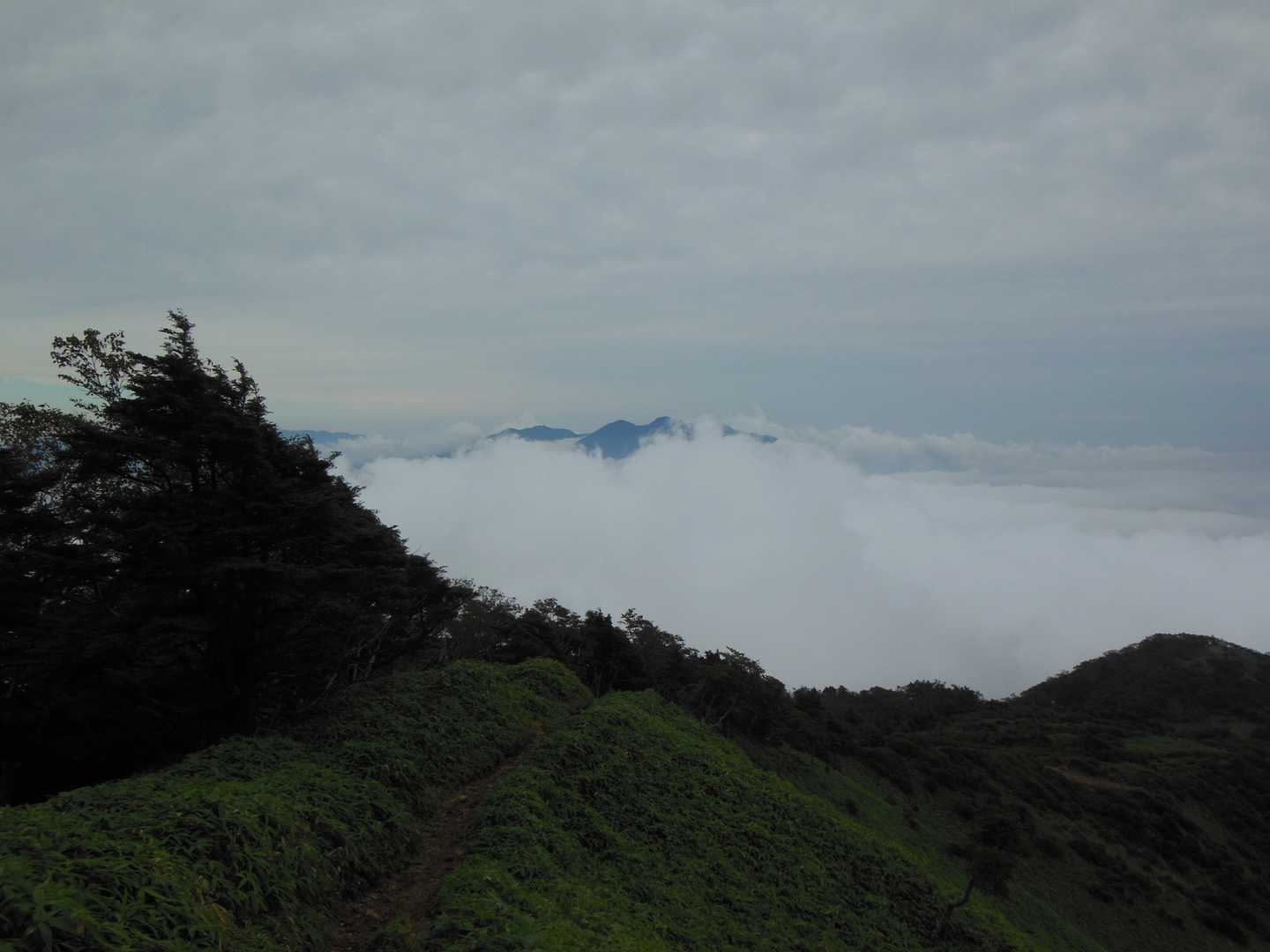 女峰山往復 | 天空へ誘う回廊を越え、雲上を歩く。遥かなる山並みが織りなす絶景の写真