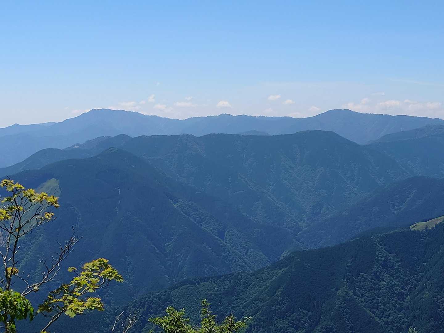 遠い山並み、左に湯桶丸、右に甚吉森。
