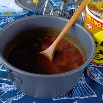 今朝はカレーメシ。在庫があと8個ある😅だんご汁はその倍ある😅ここでえんやこらーささんが登ってきました😀