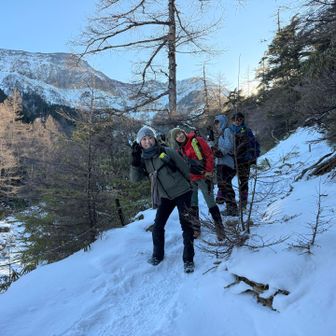 登ってきて硫黄岳と、
ここまで山頂から1時間
グラビア撮影する気満々のてるちゃん😳
家族の許可取ってね🤣