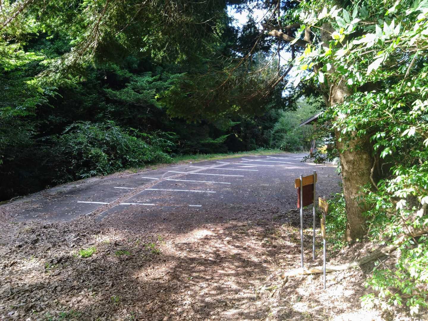 🅿️のある登山口に下山しました。道の駅で何か美味しいものを買おうで頭がいっぱい。そんなだからズボンが後ろ前逆でも違和感がないボディになるのよね。…アンパン買って食べました。