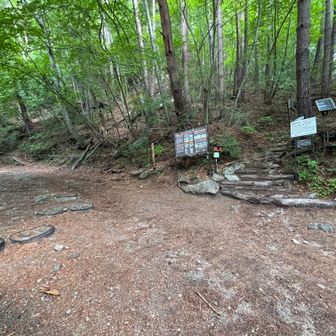 矢立石登山口

矢立石登山口駐車場には車が5台ほど止まっていました。天気も不安定な季節で、平日なのでそれほど混んでいなかったのかもしれません。