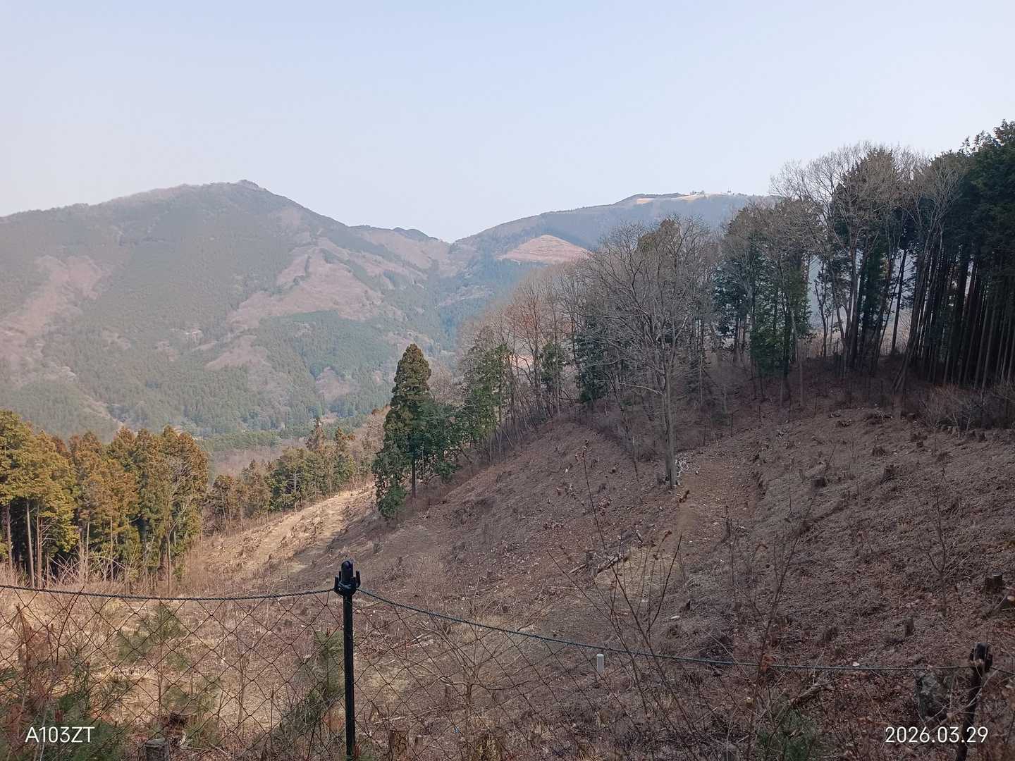 小ピークの先から笠山と堂平山。