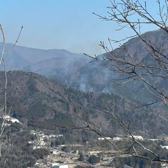 扇山方面は鎮火せず