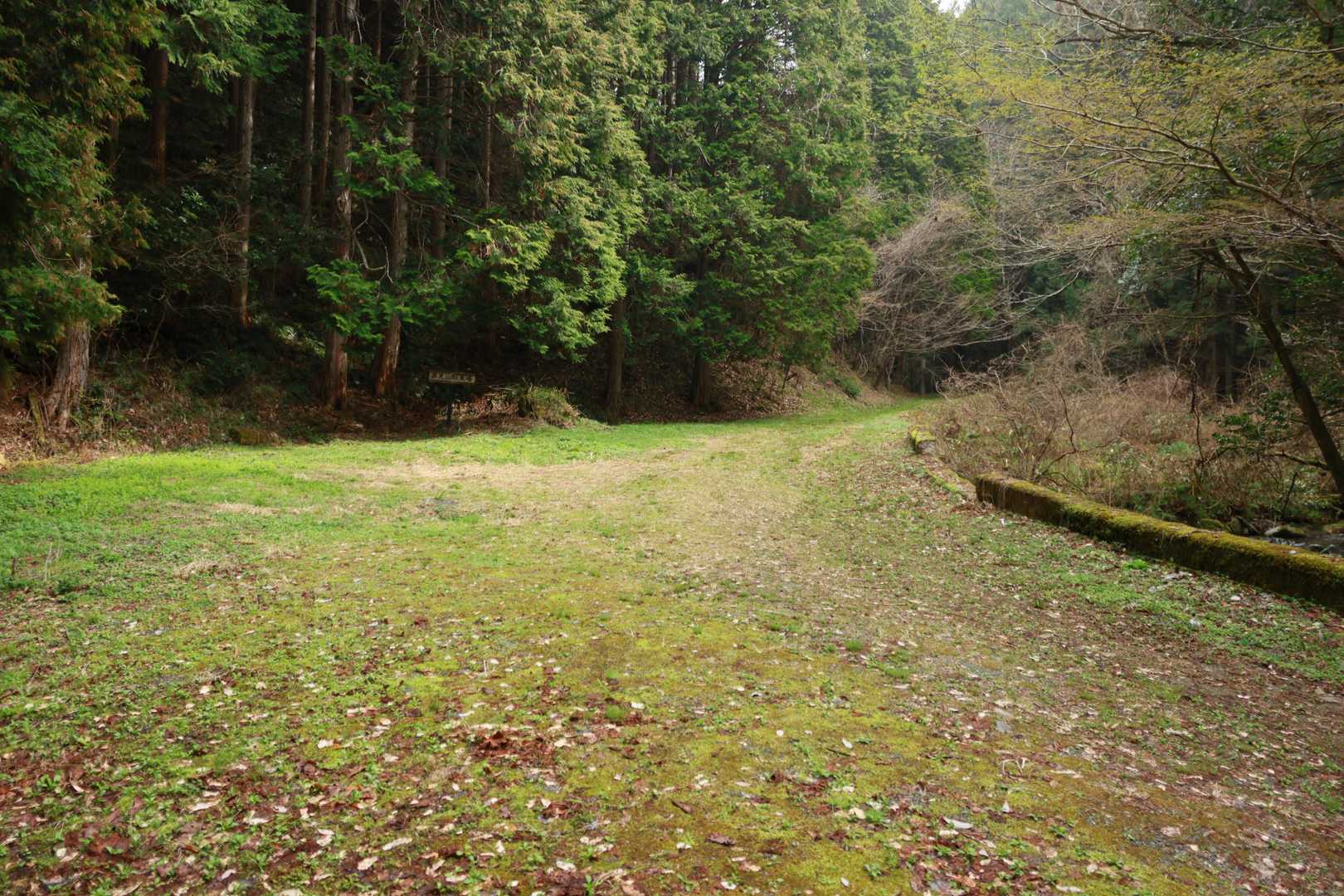 登山口駐車場は空っぽ
一番乗りだぁ🚗