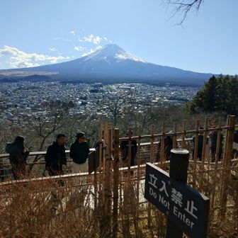 せっかく新倉富士浅間神社まで降りてきたのでTVや雑誌等でよく見る例のあの写真を撮りたかったのですが、展望台に並ぶ長蛇の列を見て瞬時に諦めました、、9割以上外国人でしたね。それと立入禁止区域にも大勢の観光客が足を踏み入れて写真を撮っており、これには普段優しいおっさんも流石に怒り心頭でした。