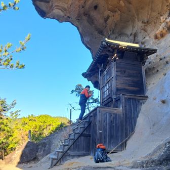 岩屋本堂にお参り🙏。外から見るとスゴい場所にあります。