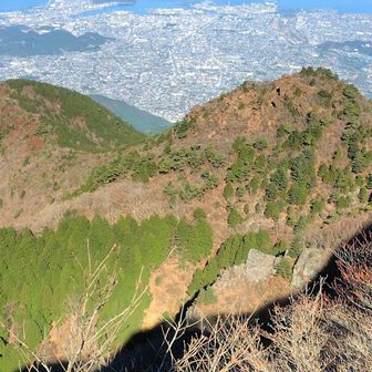 兜岩越しに新居浜市街