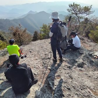 歩いてきた和気アルプスの稜線を暫し見入る。