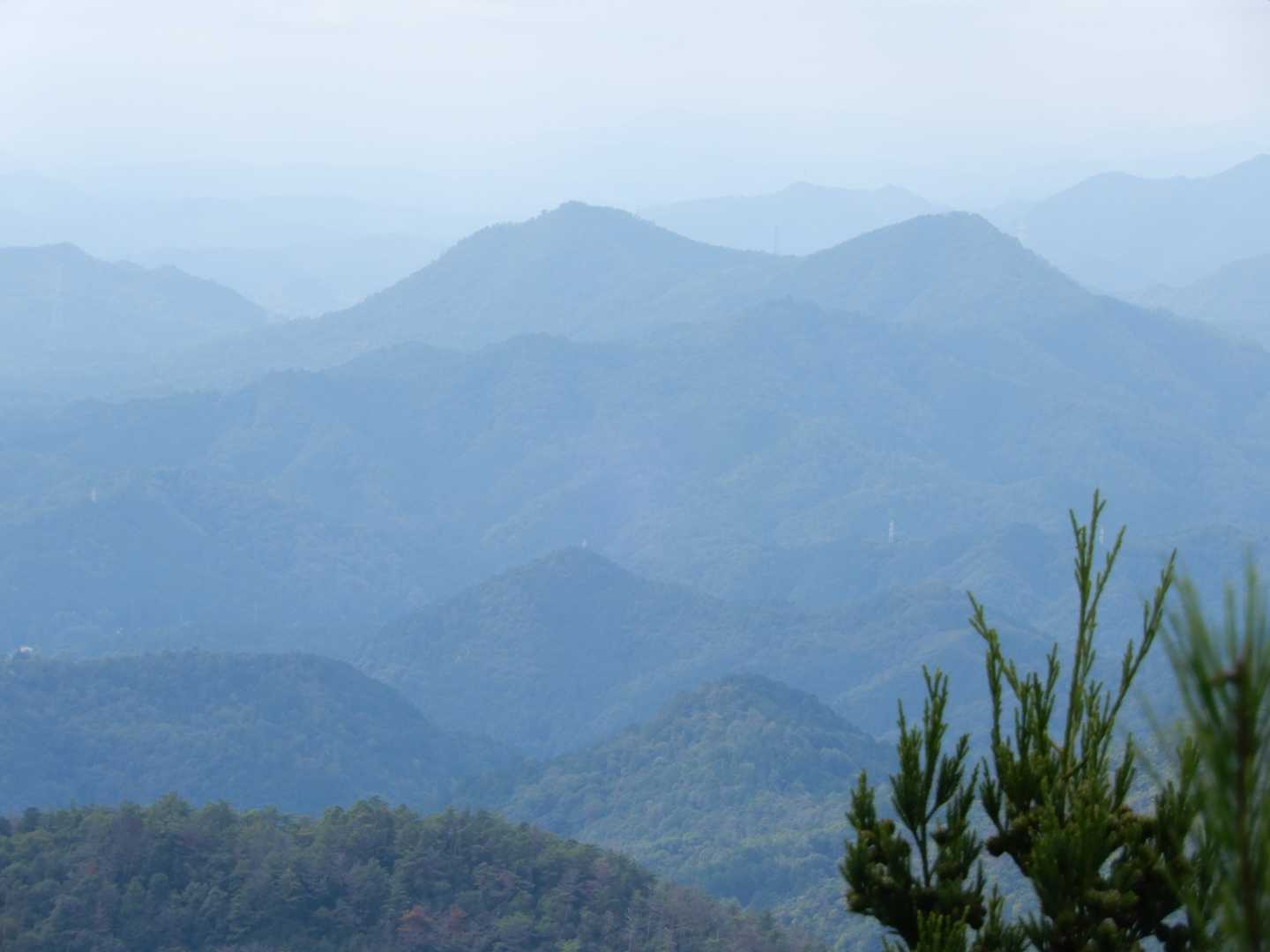 左が高木山で右が富士山。みのかもの森の。