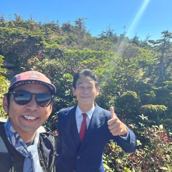 また社長にお会い出来たのでパシャリ📷
ありがとうございました‼️
アップも快諾いただきました🙇

俺もスーツ作って登ろうかな🤔笑
ってか、何でこんなに爽やかなん？
俺ならワイシャツスケスケになってるわ🤣