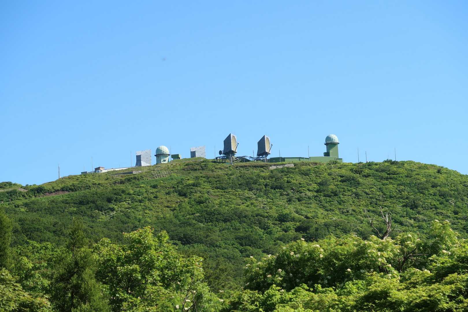 自衛隊防空レーダー施設
隣国のミサイルから見守ってくれている