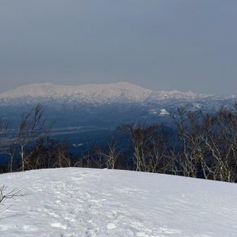 美しい飯豊連峰✨
こんなに近い
山肌の凹凸もクッキリ見えます