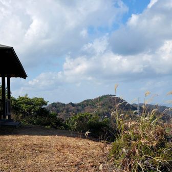 東屋越しの
手間要害山▲