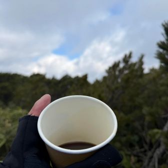 山頂長居出来ず、
ちょっと降って風避けられる所で☕️

あったまるわ🤣
