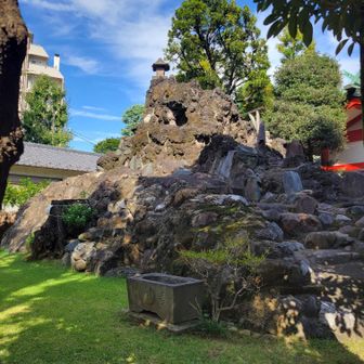 道は有りますが柵で囲まれ今日は登頂不可
山開きやってるのかな?