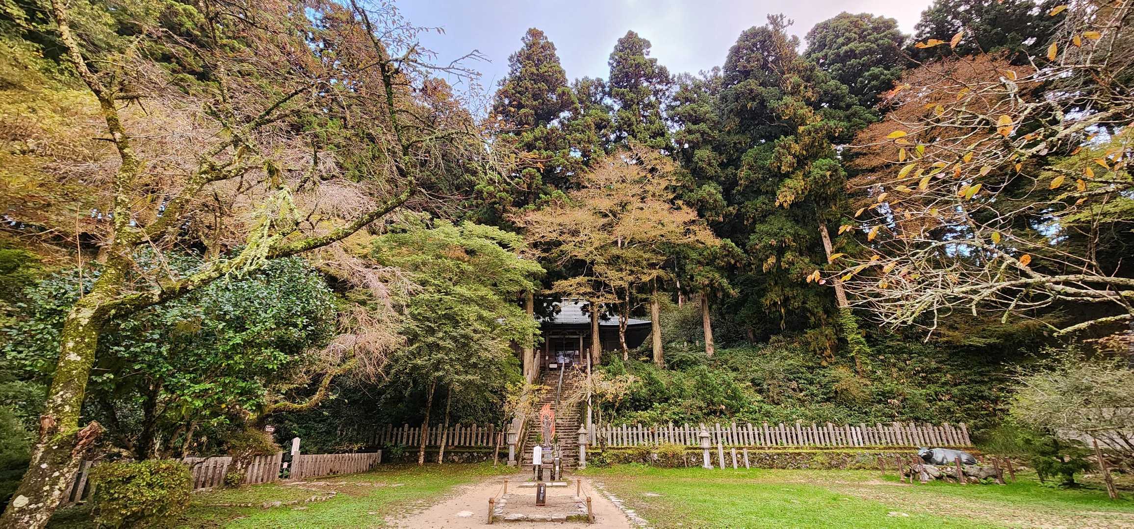 静かな境内