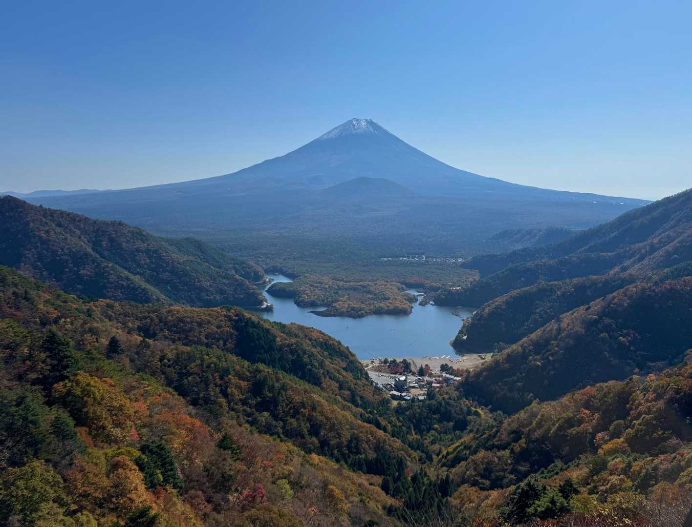 三方分山 | 精進湖を眼下に見下ろし眼前にそびえるのは、大室山を抱いた子抱き富士の写真