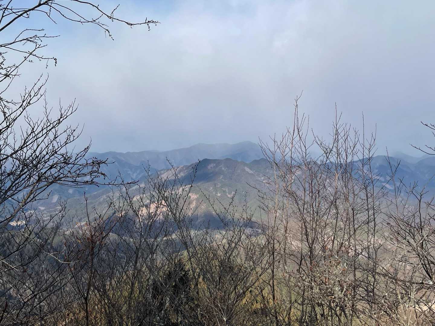 日光連山がよく見えるはずだけど、今回は寒波の影響で見えない。大雪だろうなぁ。
手前の山は右から日光前衛峰である鶏鳴山、笹目倉山、火戸尻山、夕日岳などが見える。
どれがどれだか分からないから近いうちに登りに行かなくちゃ