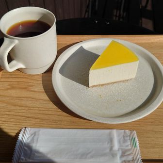 珈琲＆週末限定のチーズケーキ♪　上に乗っているのはゆずでした！　