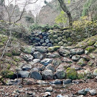 養老の滝の上部にある巨石堰堤。なかなか迫力あるな。石の隙間から水が吹き出し、決壊するシーンを想像してしまう…ネガティヴ思考🤣