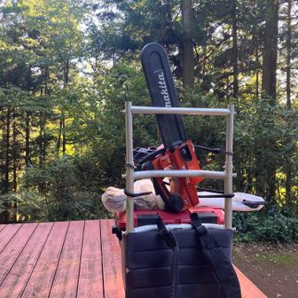 マキタ担いでどこ行くの❓
見晴小屋から倒木処理を頼まれたそうです🤭

聞けば先週の戸川林道の倒木処理も彼ら丹沢民の仕業（おかげ）らしいです🤭
ノコギリしかなかったので大変だった🤣

頼めばなんでもやるらしい😱
