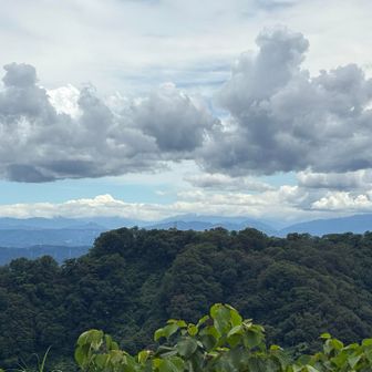 下八石山から中八石山を望む