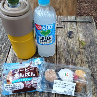 避難小屋近くでお昼