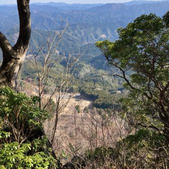 屏風岩の崖の真上を歩く。高所恐怖症の私にはスリルが過ぎる。でもここの景色も素晴らしい！