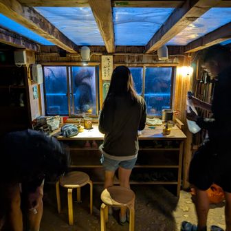 小屋の中では恐らく台湾の方々が自炊中。
結局このお三人とは最後まで一緒でした。