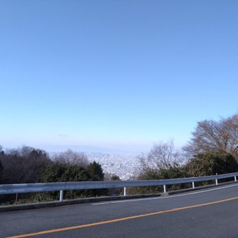 こういうふうに時々スカイラインに出てきます。大阪がよく見えています。霞んできてはいますが(^^)
しかし、大阪は騒がしかったです。救急車とかいろんな音！
あれだけ人がいたら、常にどこかで事件や事故があるのでしょうね。
そういう音を聞きながらの縦走😅