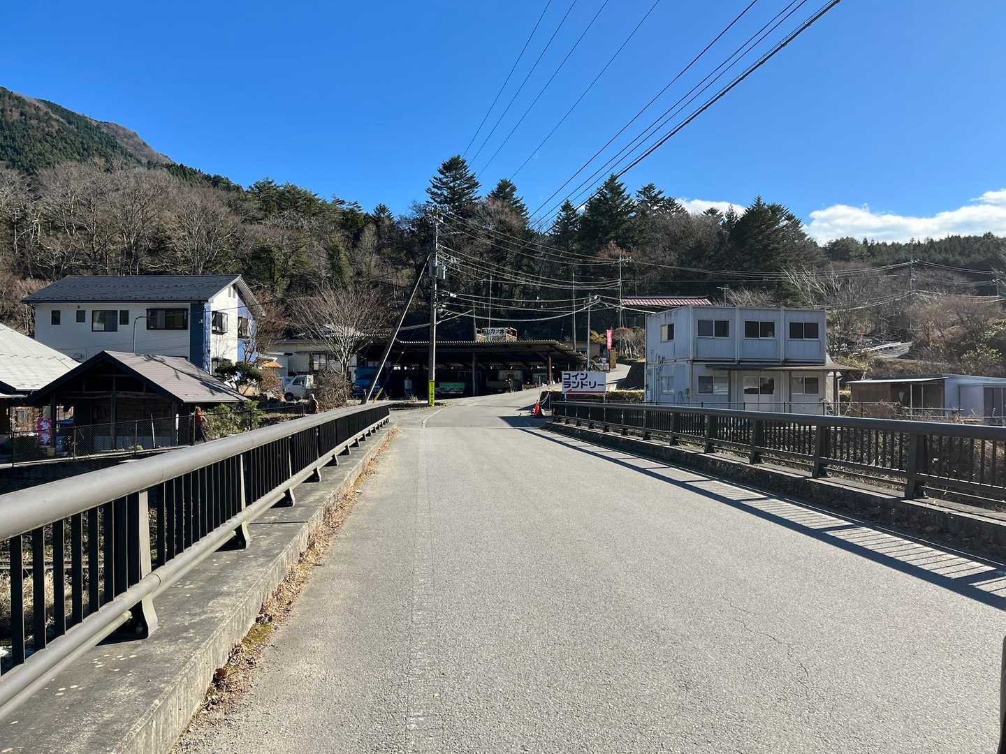 では出発！
先程のきく家さんの目の前を通過して山に向かいます
