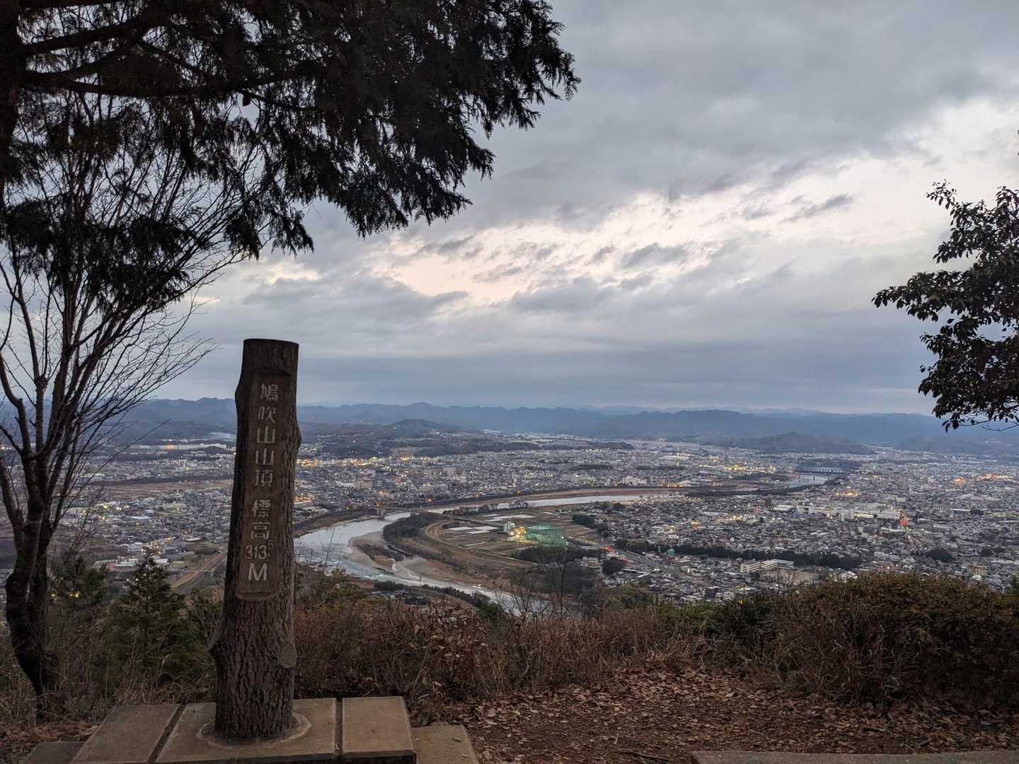 北方面。
画像では明るく見えるけどもう日の入り時刻から数分経過してる。実際はもっと薄暗いんです🌇
なんとか明るいうちに下山したいからこの山頂までダッシュで登りました。サンセットに間に合わなんだで虚しいかったわ😆