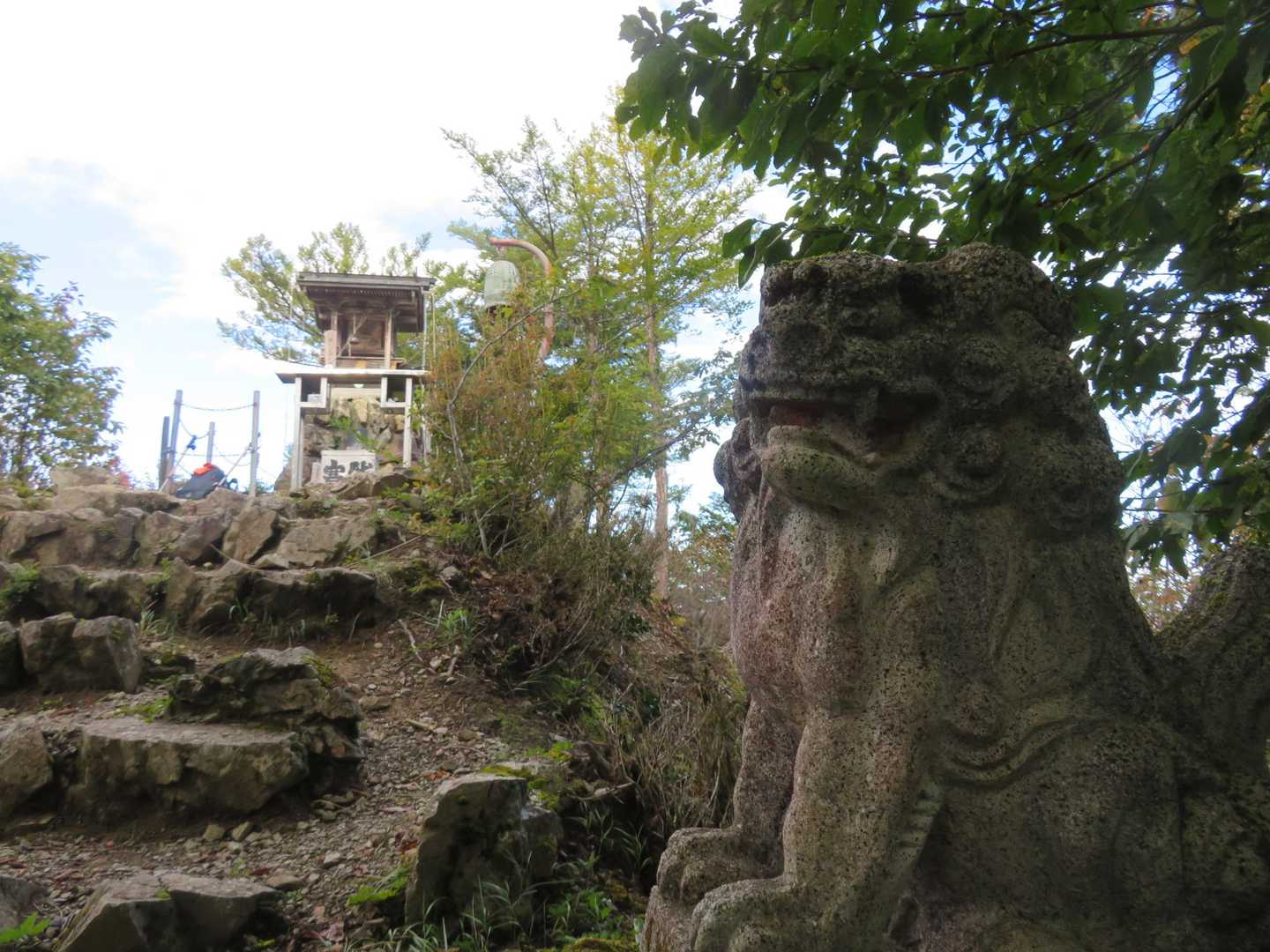 東側から山頂風景。左右に狛犬鎮座。この後3組４人が登ってきました。