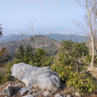 琵琶湖もうっすらと。